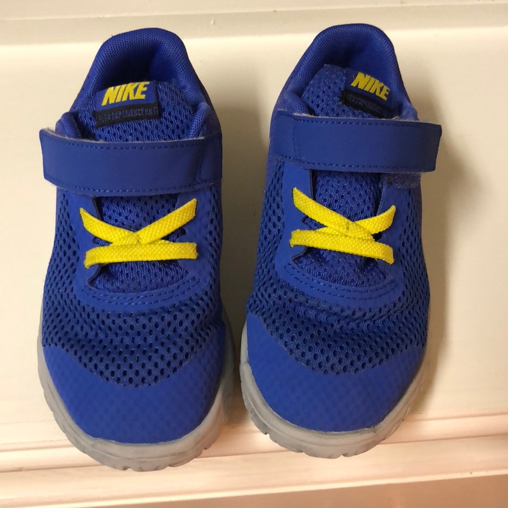 Tennis shoes